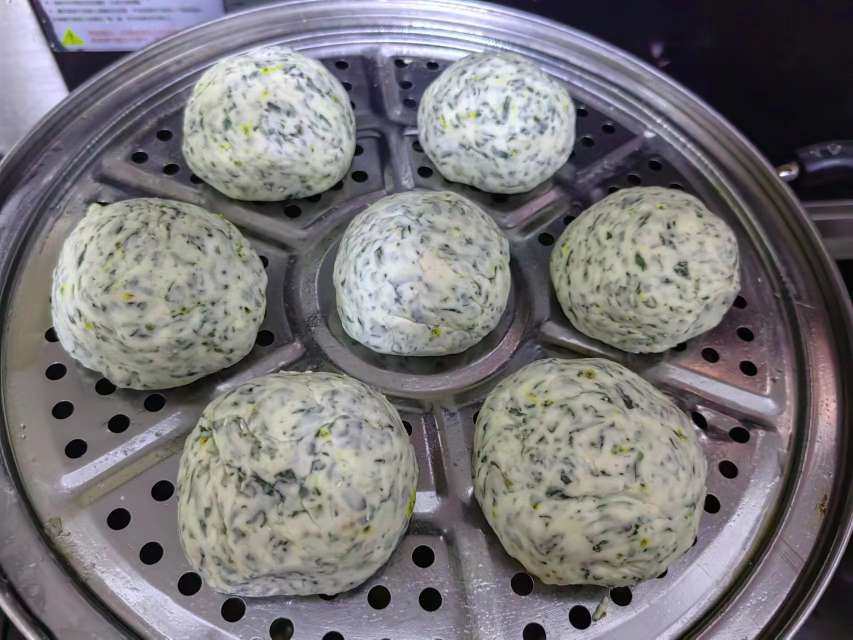 摘的是野菜，暖的是人心。一年一度的清明节快到了，清明草粑吃起