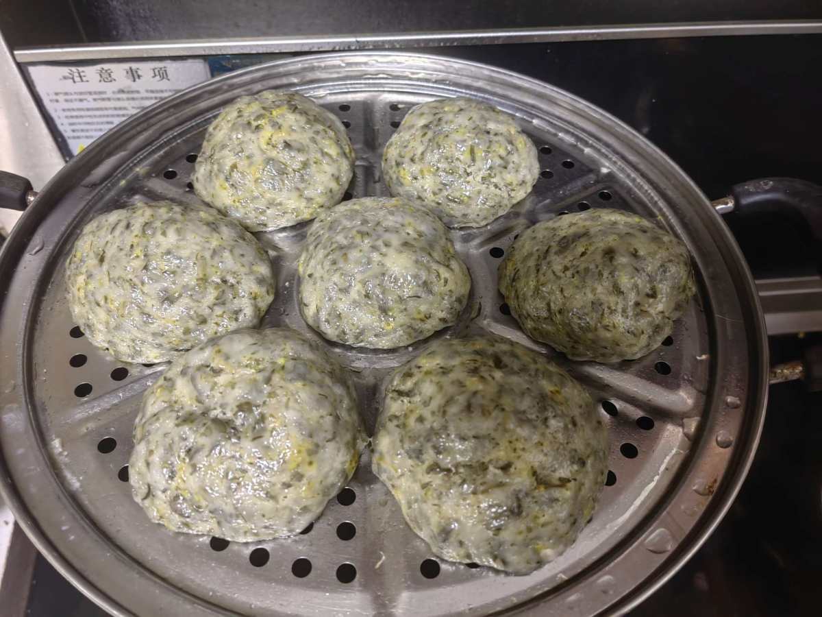 摘的是野菜，暖的是人心。一年一度的清明节快到了，清明草粑吃起