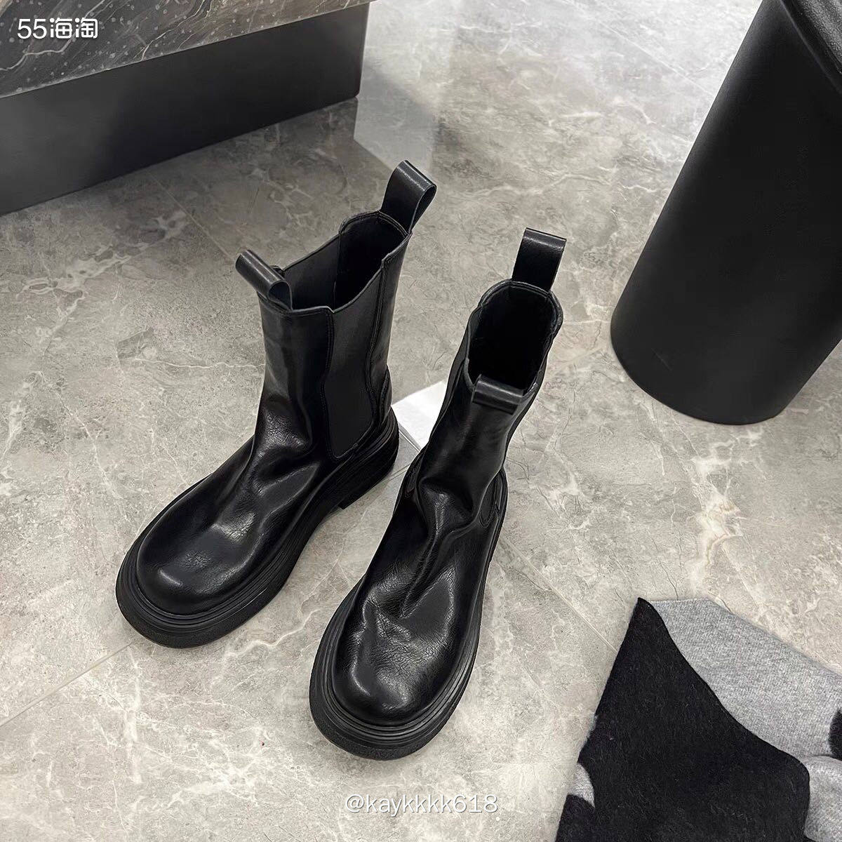 Diesel的设计剪裁前卫不仅包包受到年轻人喜爱，在成衣和鞋