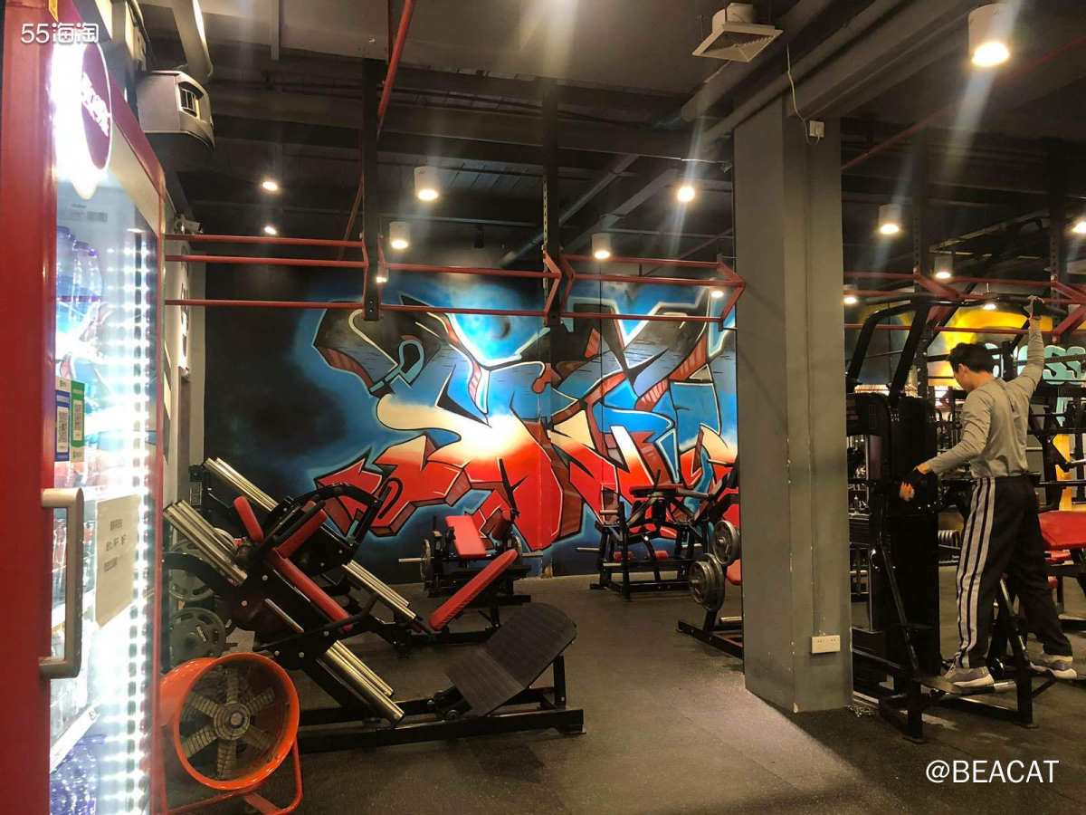 今天跟小伙伴一起去探店，是一个博主开的美式铁馆，在深圳大浪这