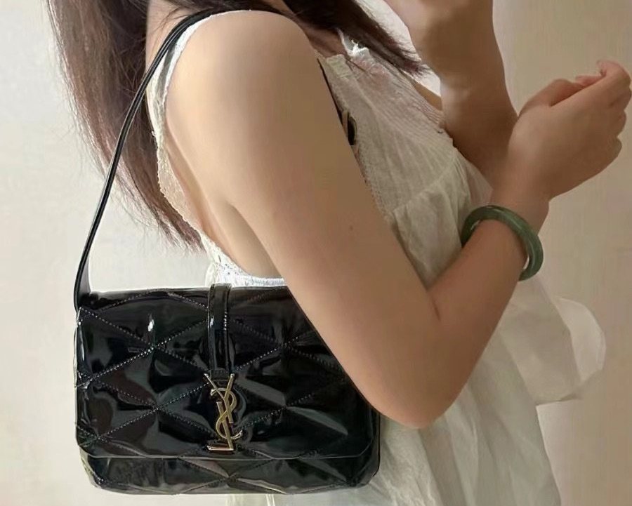 我买的这个包，2万多价格时候，我觉得一般般，当时还没有入手的