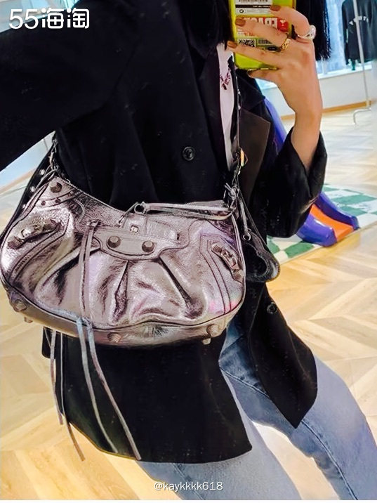 Balenciaga巴黎世家的机车包可为经久不衰的款式，系列
