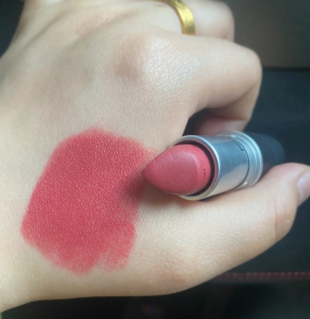 最近使用率最高的一只口红，就是mac魅可柔雾系列的923，暖