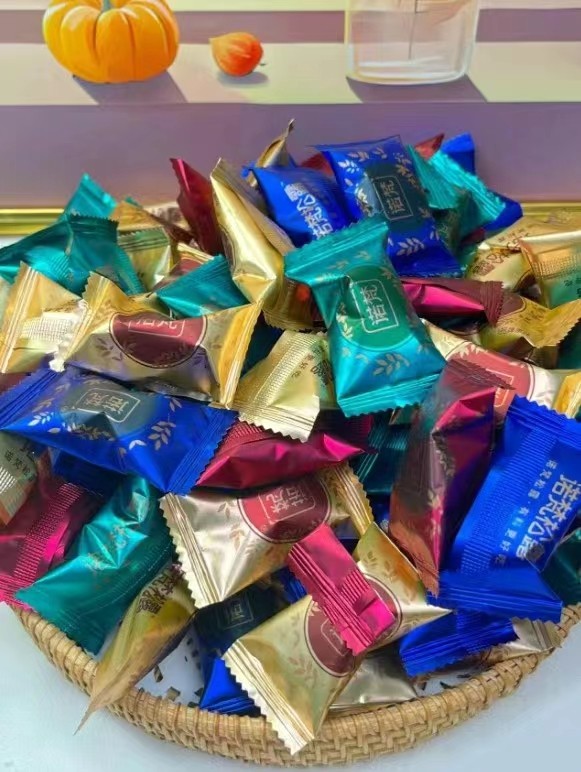 低血糖女生家里必备的零食巧克力，外面有一层可可粉入口细腻。甜