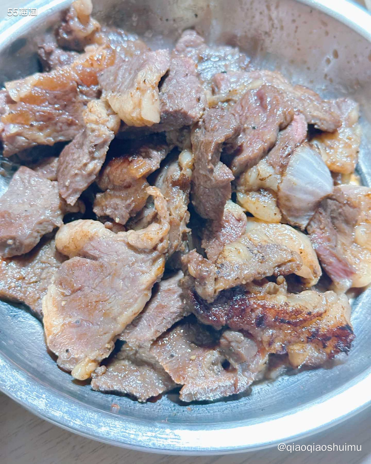 今晚妈妈准备了牛排，用黄油煎了三大块，还配套煎了土豆、胡萝卜