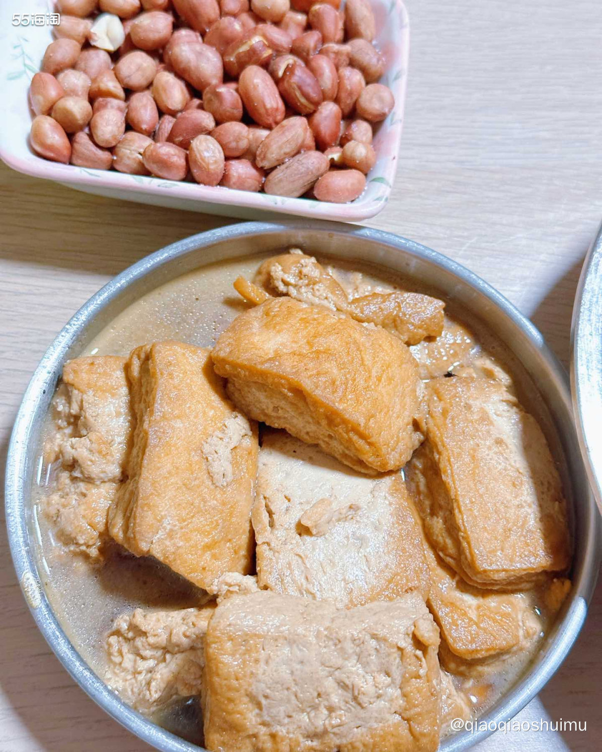 今晚妈妈准备了牛排，用黄油煎了三大块，还配套煎了土豆、胡萝卜