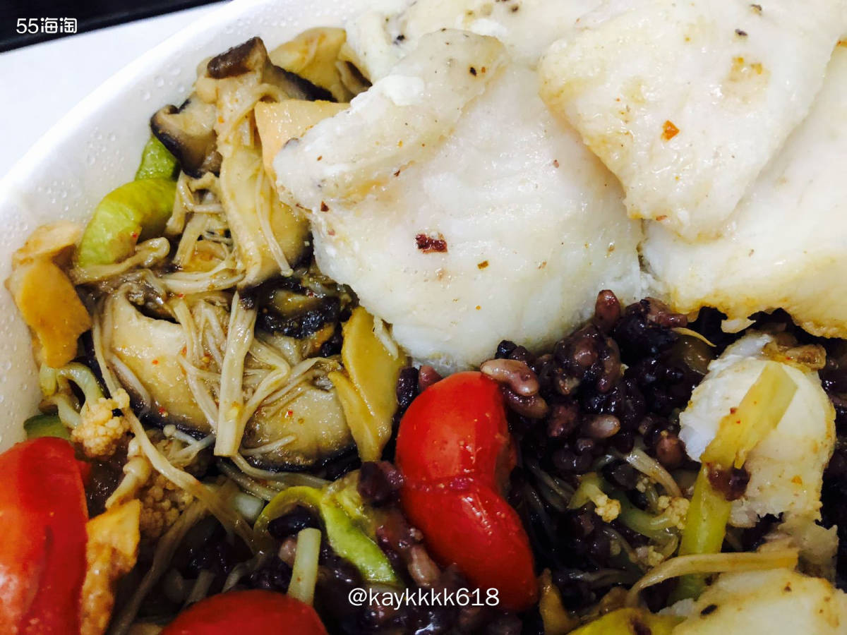 搬砖时候晚餐还是会吃谷物的，今天点的氫简厨房的减脂餐，他家点