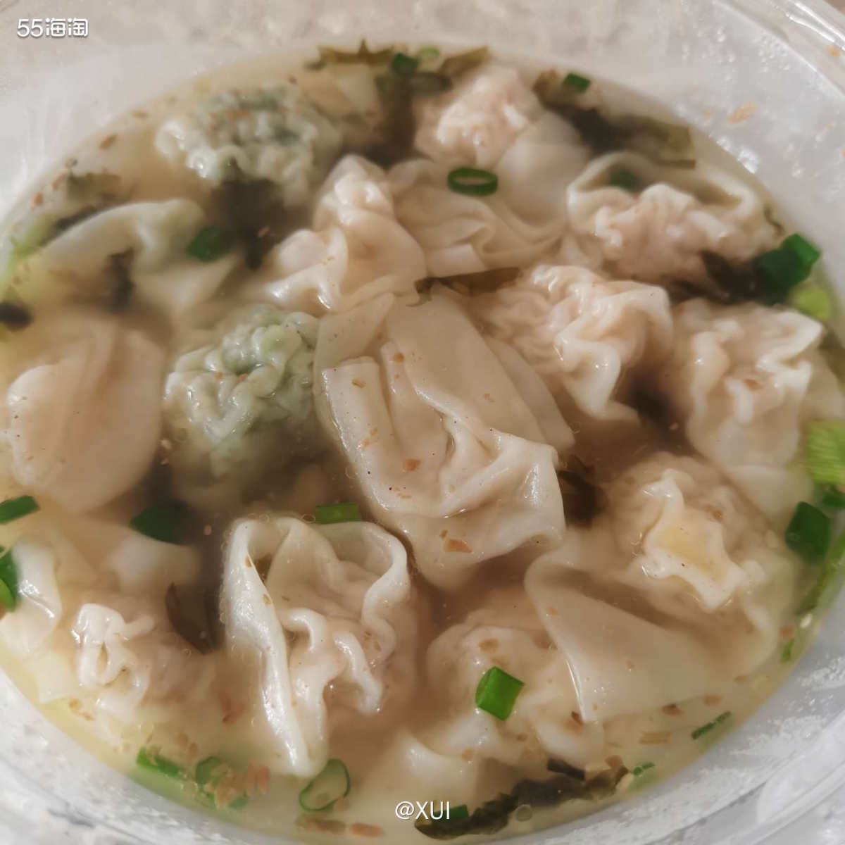 最近吃粉吃面吃多了，又开始点云吞、饺子调剂调剂，本地用鱼熬的
