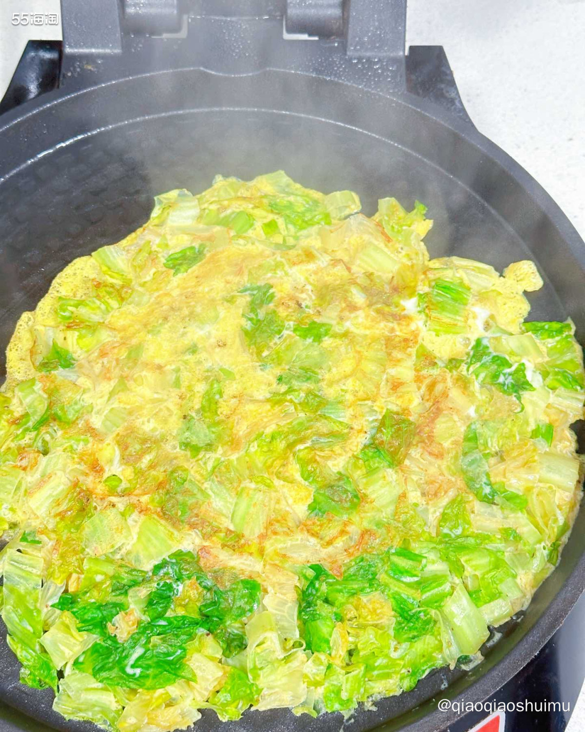 这个生菜鸡蛋饼其实很早之前就做着吃过，后来一直忘了…… 昨天