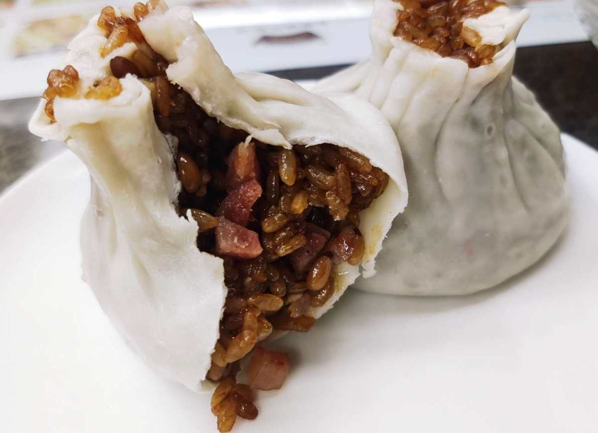 这个烧麦蛮好吃的，就是有点大，一顿饭一个就能饱的那种，松子火