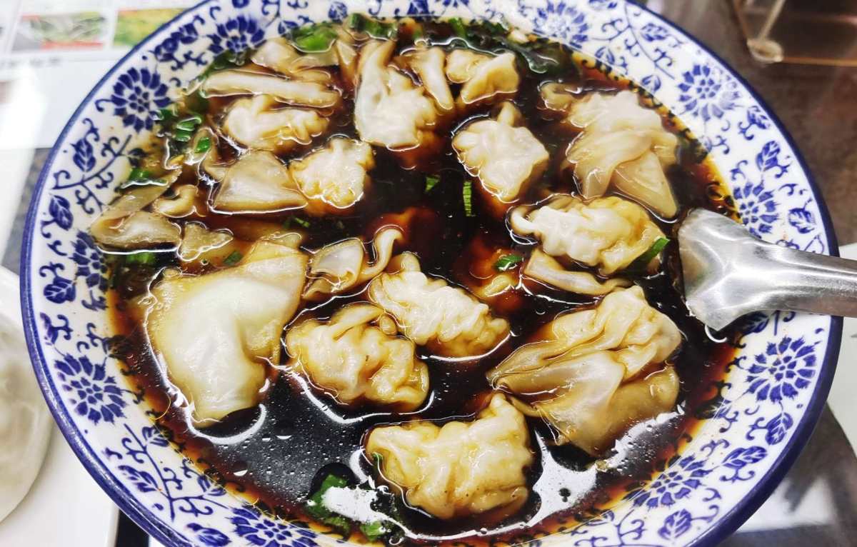 这个烧麦蛮好吃的，就是有点大，一顿饭一个就能饱的那种，松子火