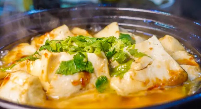 这道菜是典型的客家菜，客家菜有很多名“酿”的菜，比如酿豆腐、
