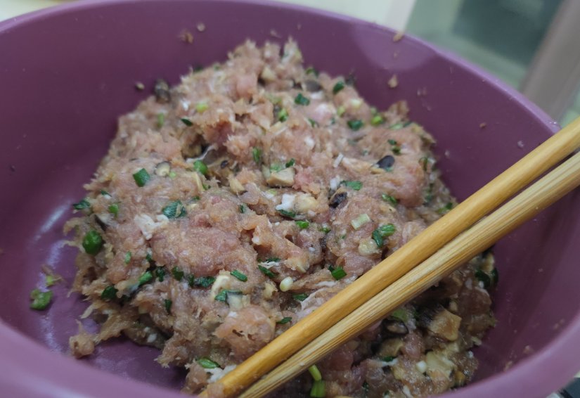 这道菜是典型的客家菜，客家菜有很多名“酿”的菜，比如酿豆腐、