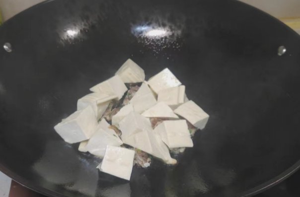 这道菜是典型的客家菜，客家菜有很多名“酿”的菜，比如酿豆腐、