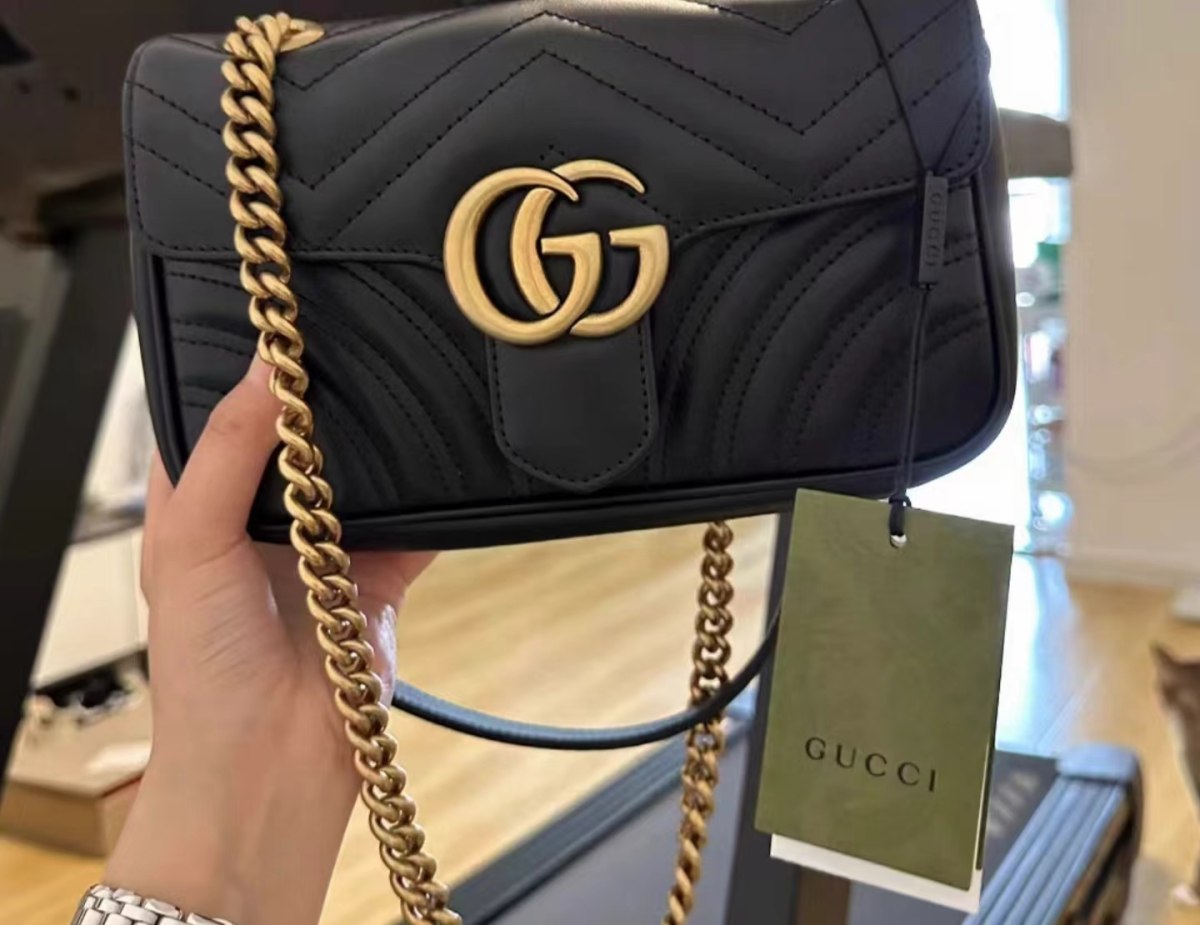 拿到奖金之后就忍不住猛地剁手买买买！看中这款GUCCI包包好