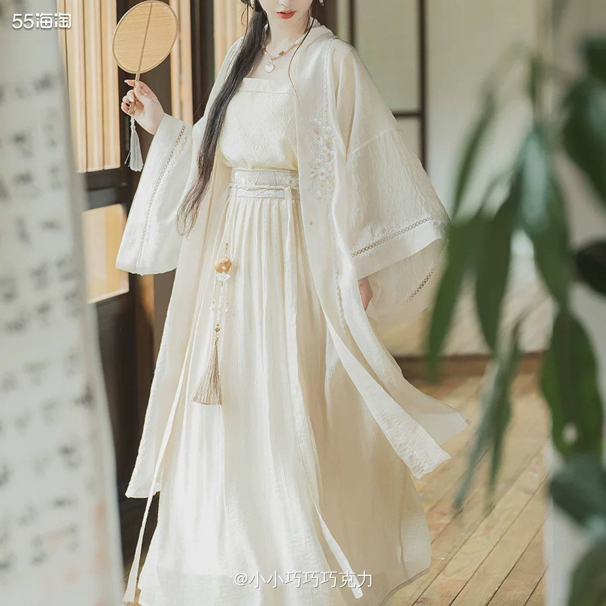 在小某书中草了一个原创汉服店铺，看了他家的设计感觉还行，有一