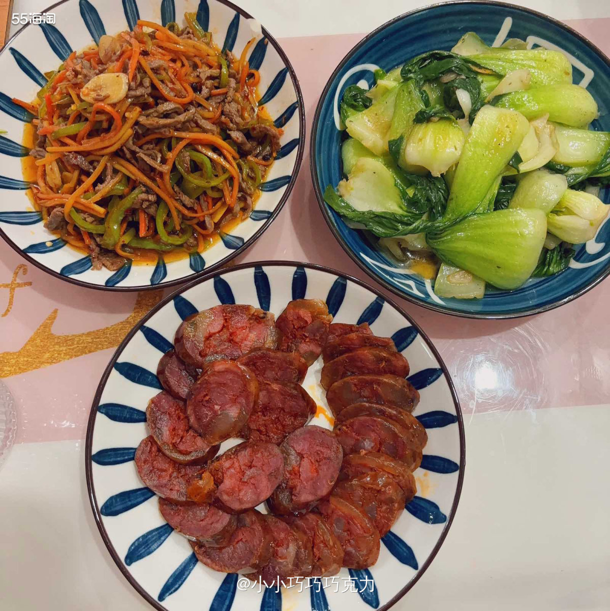 冰箱里还有之前买的羊腿肉，但是份量不够炖火锅的，然后又发现几