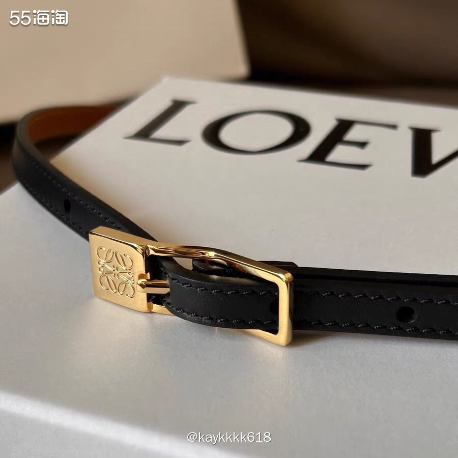 Loewe的风格和它的产品一样件件艺术低调又耐用，除了包包很