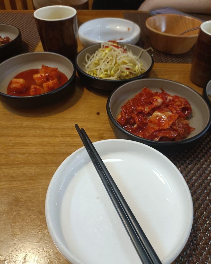 上午陪我女儿上早教课，上完后就走附近的一家韩式料理去吃饭！ 