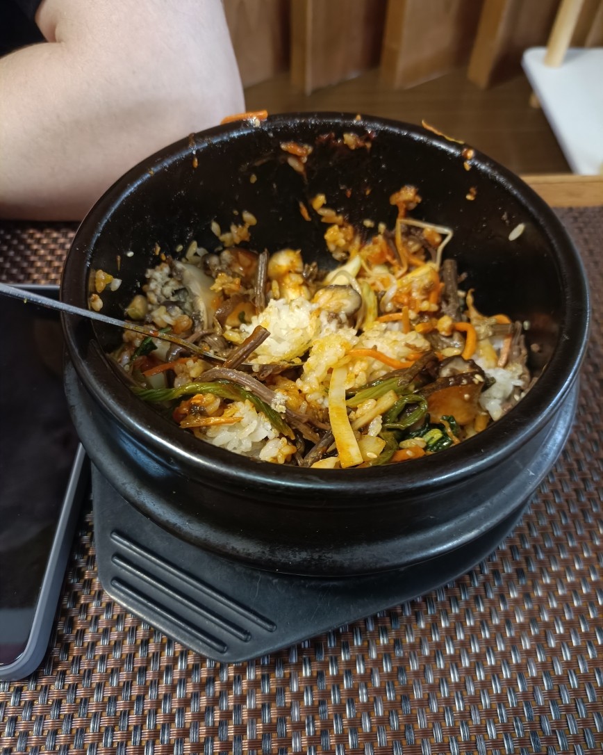 上午陪我女儿上早教课，上完后就走附近的一家韩式料理去吃饭！ 