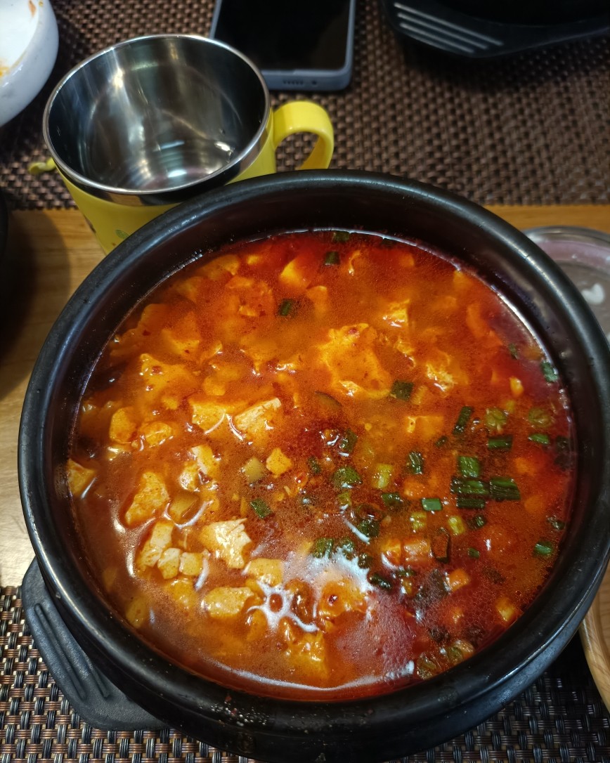 上午陪我女儿上早教课，上完后就走附近的一家韩式料理去吃饭！ 