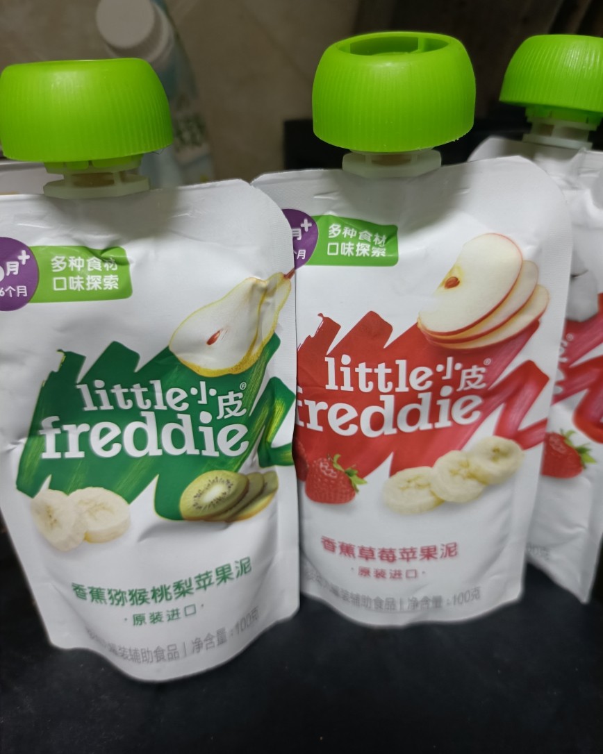 我家很喜欢吃各种水果还有果泥，果泥我家比较喜欢吃小皮的，成分