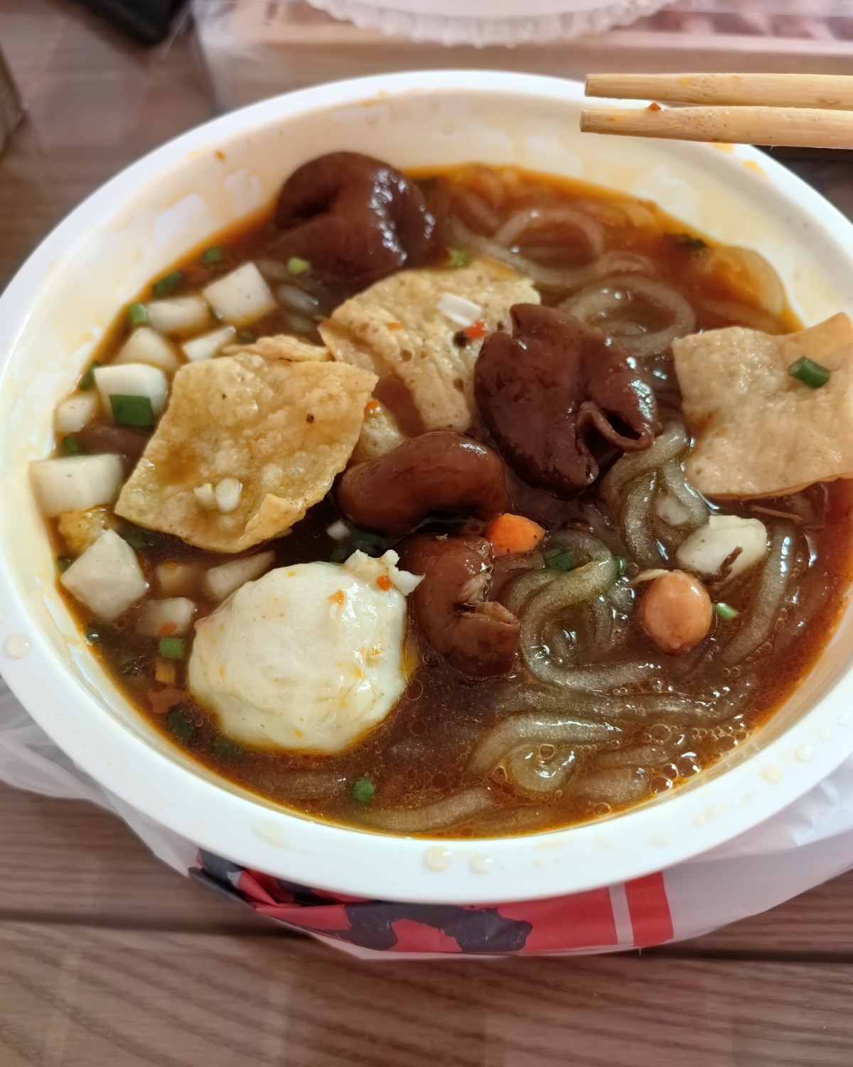 这家店的酸辣粉超级好吃，够酸够辣 而且还是我最爱吃的猪大肠料