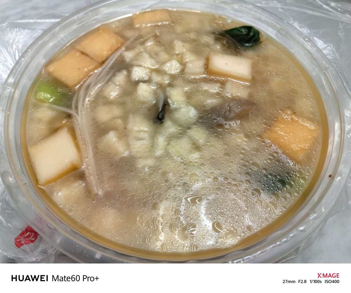 鱼豆腐煮馍是一道结合了鱼豆腐和馍的特色菜品。 （别的地区应该