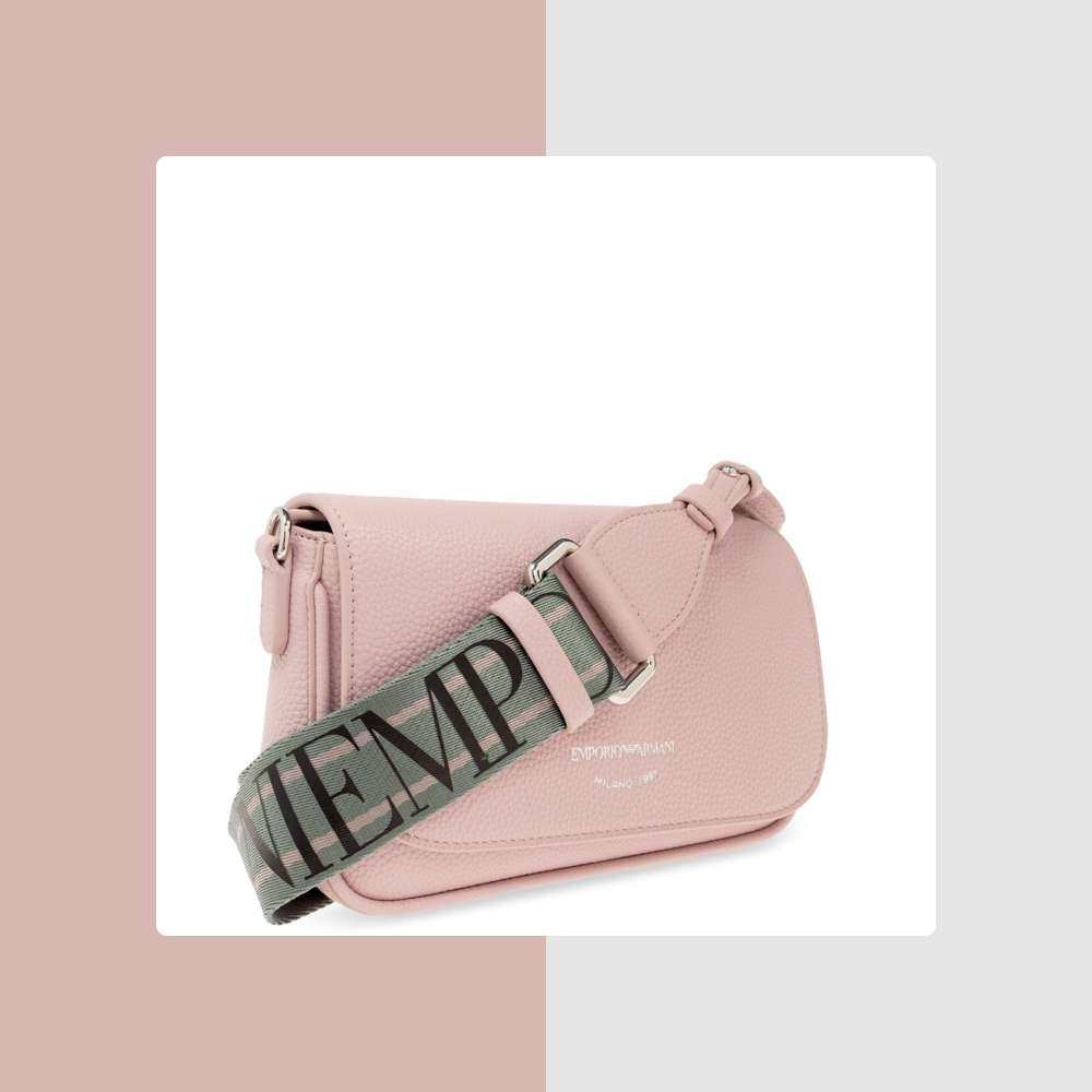 这个粉色小包包真的是一下子狠狠戳中少女心。 是淡淡的藕粉色。