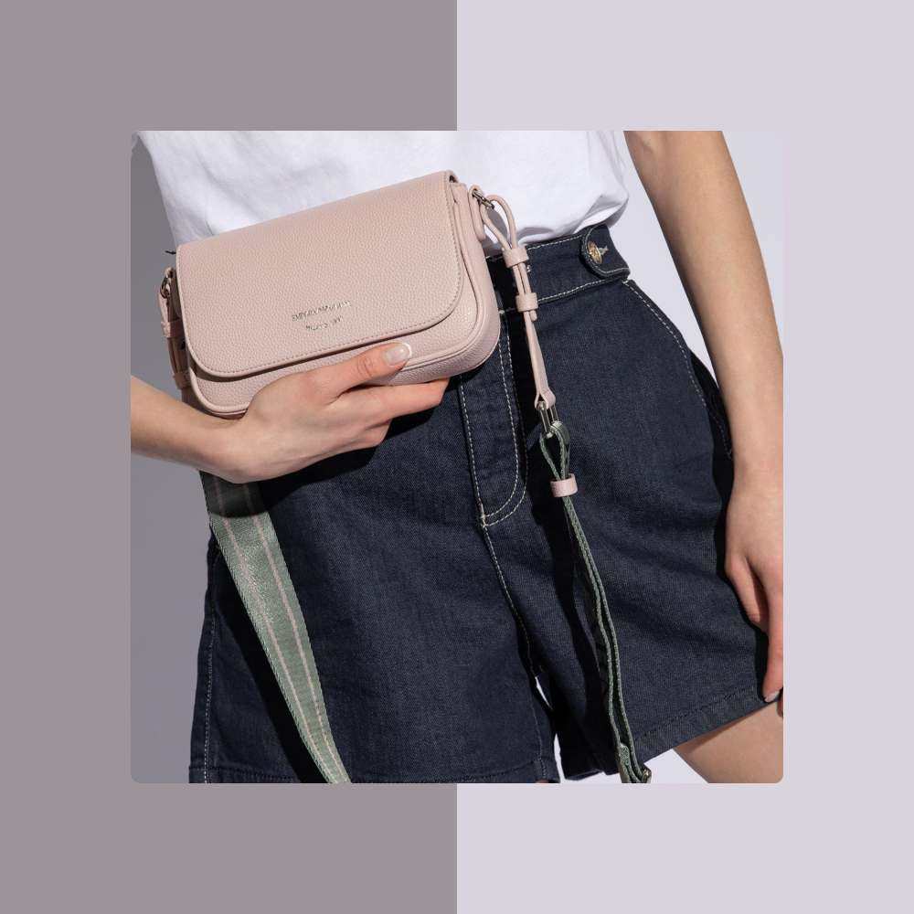 这个粉色小包包真的是一下子狠狠戳中少女心。 是淡淡的藕粉色。