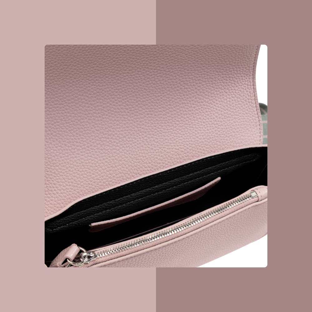 这个粉色小包包真的是一下子狠狠戳中少女心。 是淡淡的藕粉色。