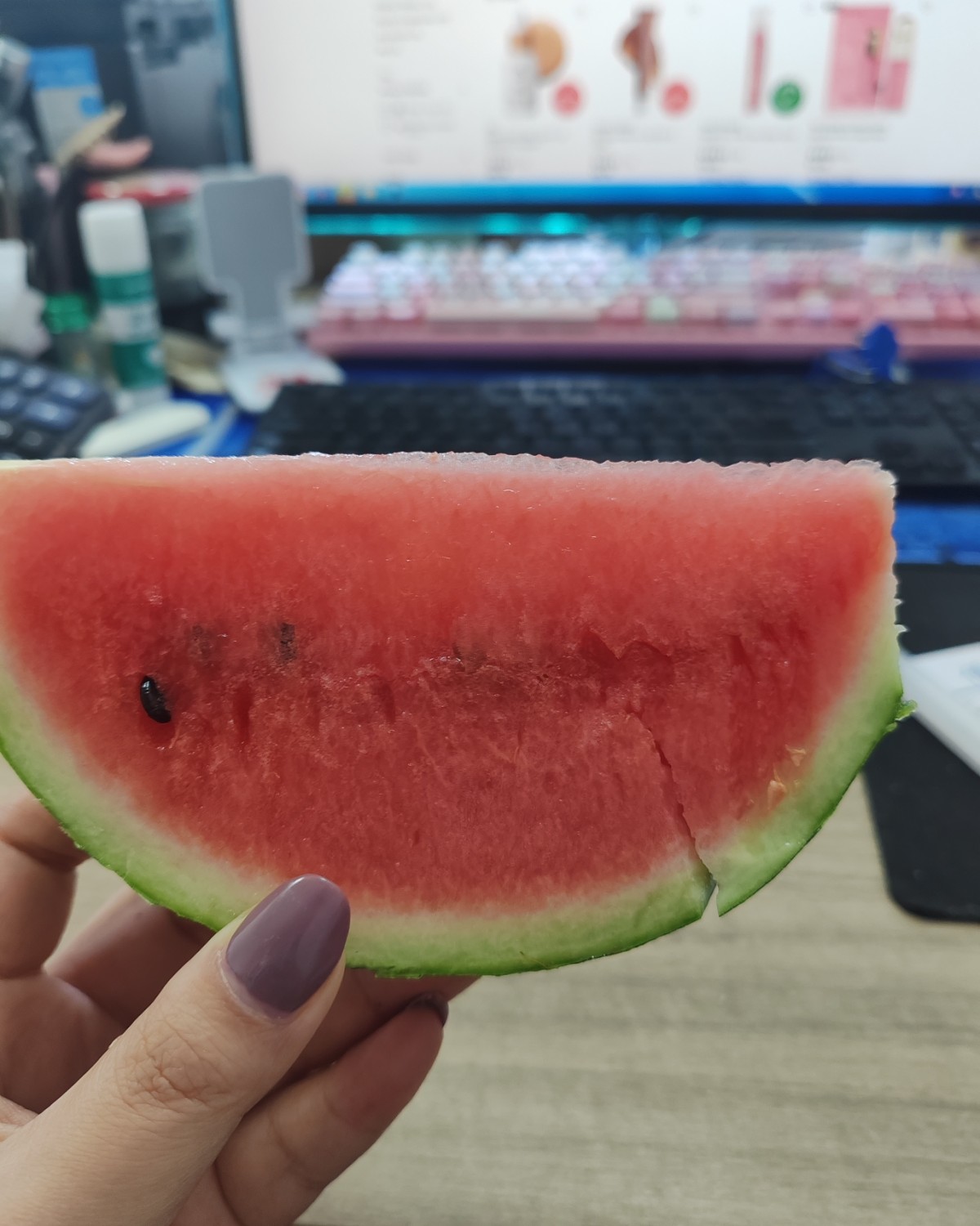 最近想吃甜品想的不行，正好出去看到有卖提拉米苏的就买了一块，