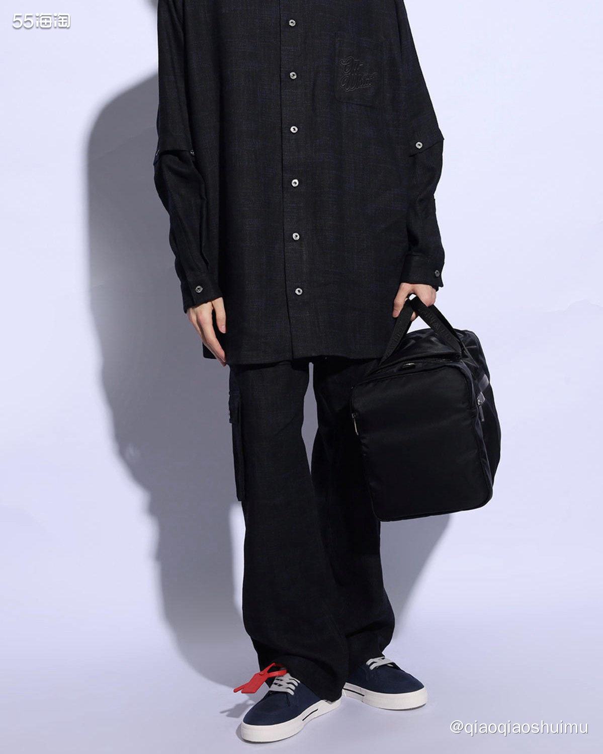 比起一般样式的运动鞋，我觉得板鞋更百搭，比如我买的一堆匡威，