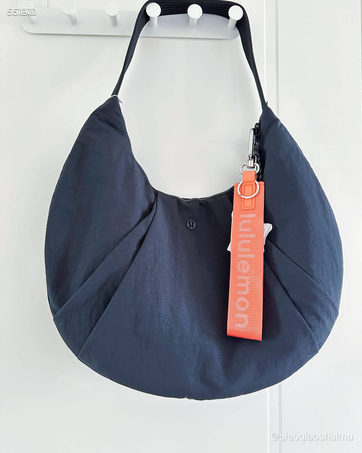 之前就看好多姐妹买这种挂件配黑色的包包，买玫红色的最多，配上