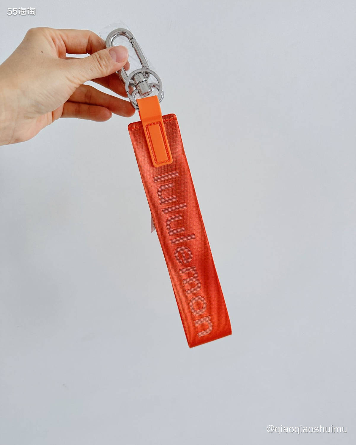 之前就看好多姐妹买这种挂件配黑色的包包，买玫红色的最多，配上