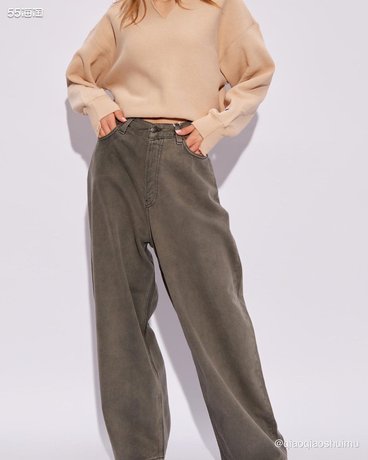 Champion这件卫衣打眼一看很普通，颜色也很低调，但仔细