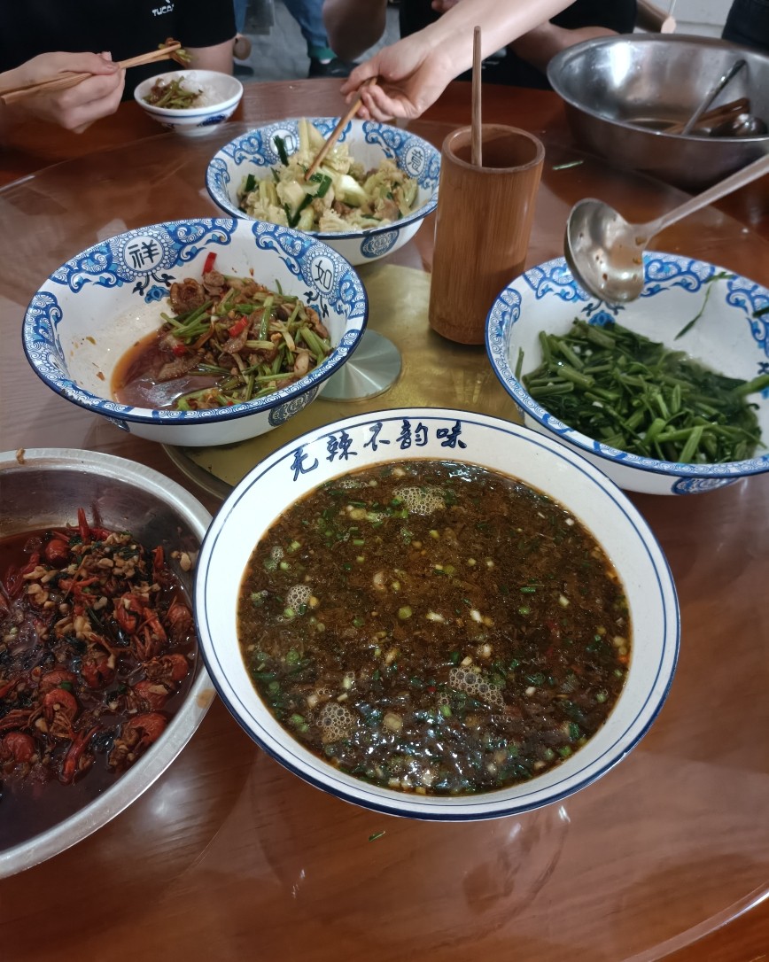回湖南那是必须要吃小龙虾的，家人做的午餐也是超好吃，回来就是