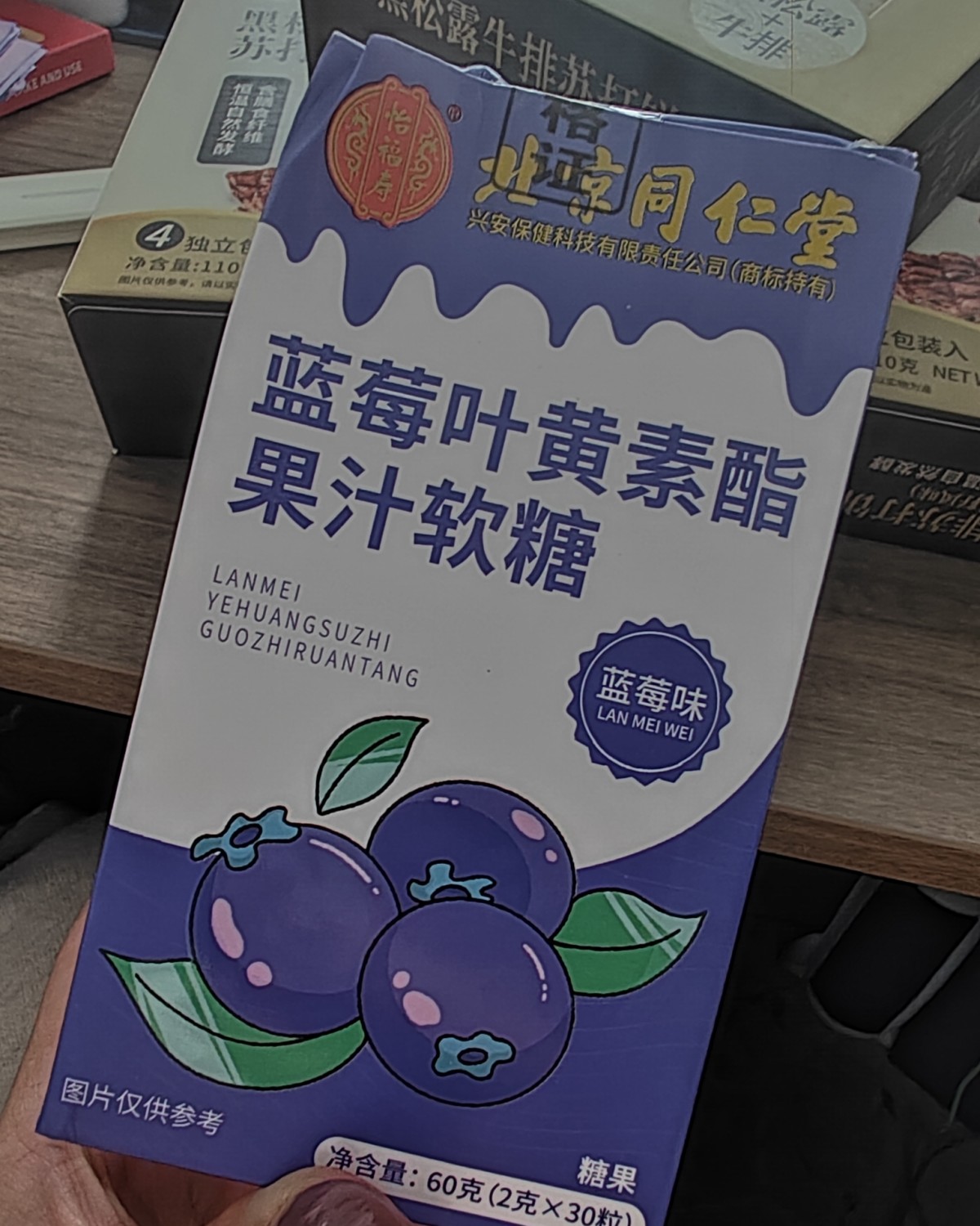 现在的小孩子真的幸福，ipad，电视机，手机，不过对眼睛视力