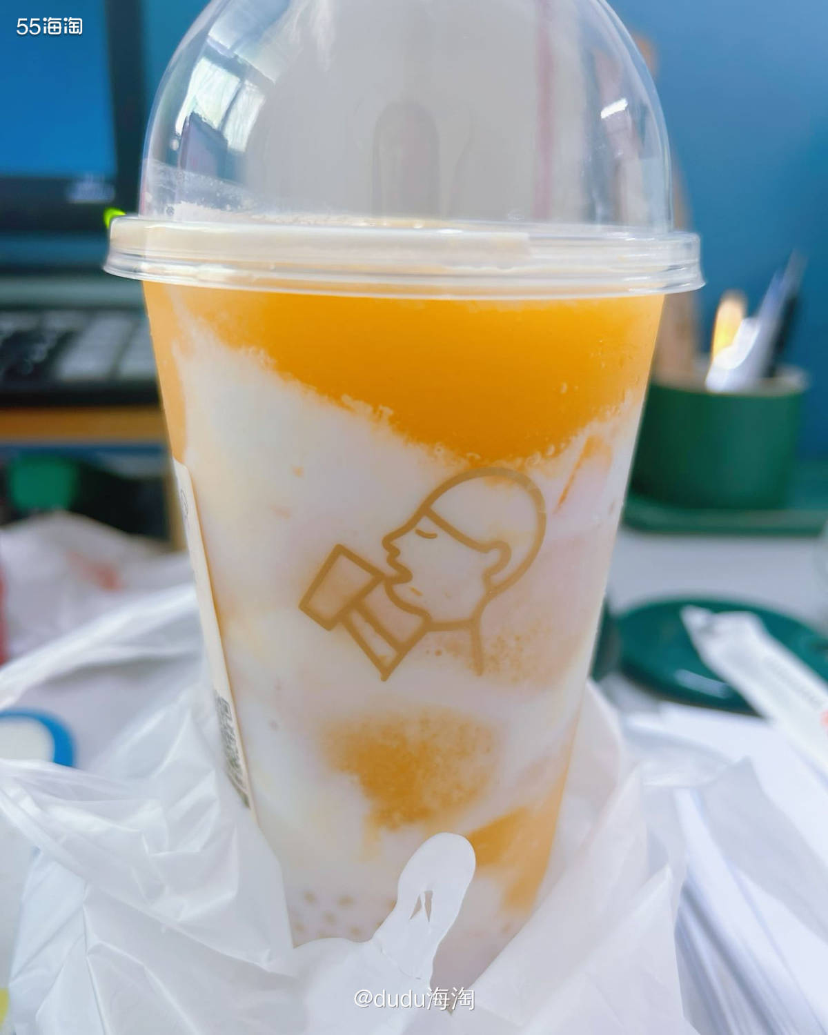 💦最近喜茶有买一送的活动，正好我领到了一张券，所以中午吃完