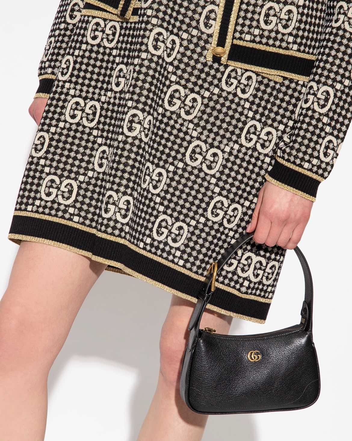 这款肩包简直太酷啦！😎经典的黑色设计，简约又大气，无论搭配