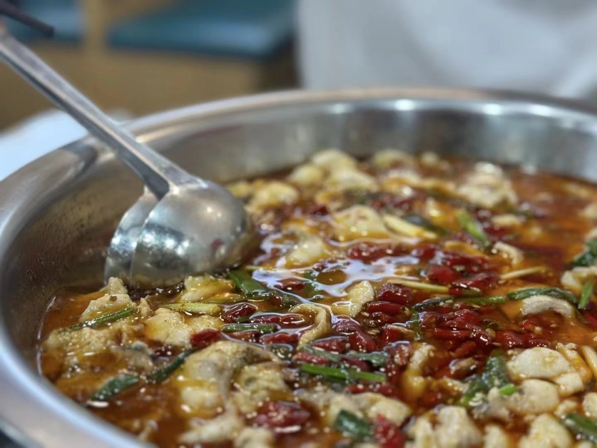 💙上午听同事说起，有一家酸菜鱼很好吃，一合计，要么中午大家