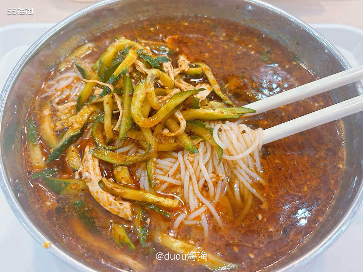 🌿今天中午同事们出差的出差、游泳的游泳，就剩我一个人去食堂