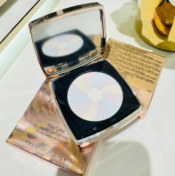大家有刷到雅诗兰黛新品定妆粉饼没？不是我说，这个配色真的很e