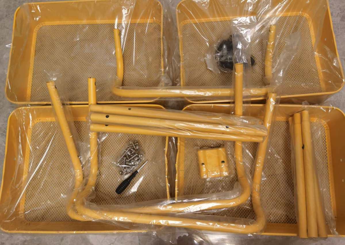 小推车置物架可以放在厨房收纳蔬菜水果，还可以用来放在客厅装零