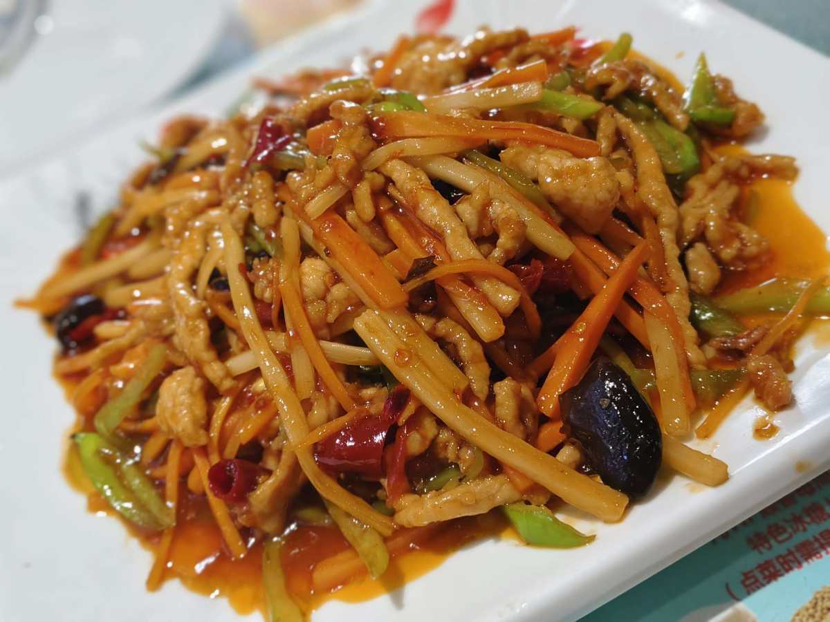 平时每天吃的都很清淡，今天和同学一起出来吃了门口的鑫御园拿手