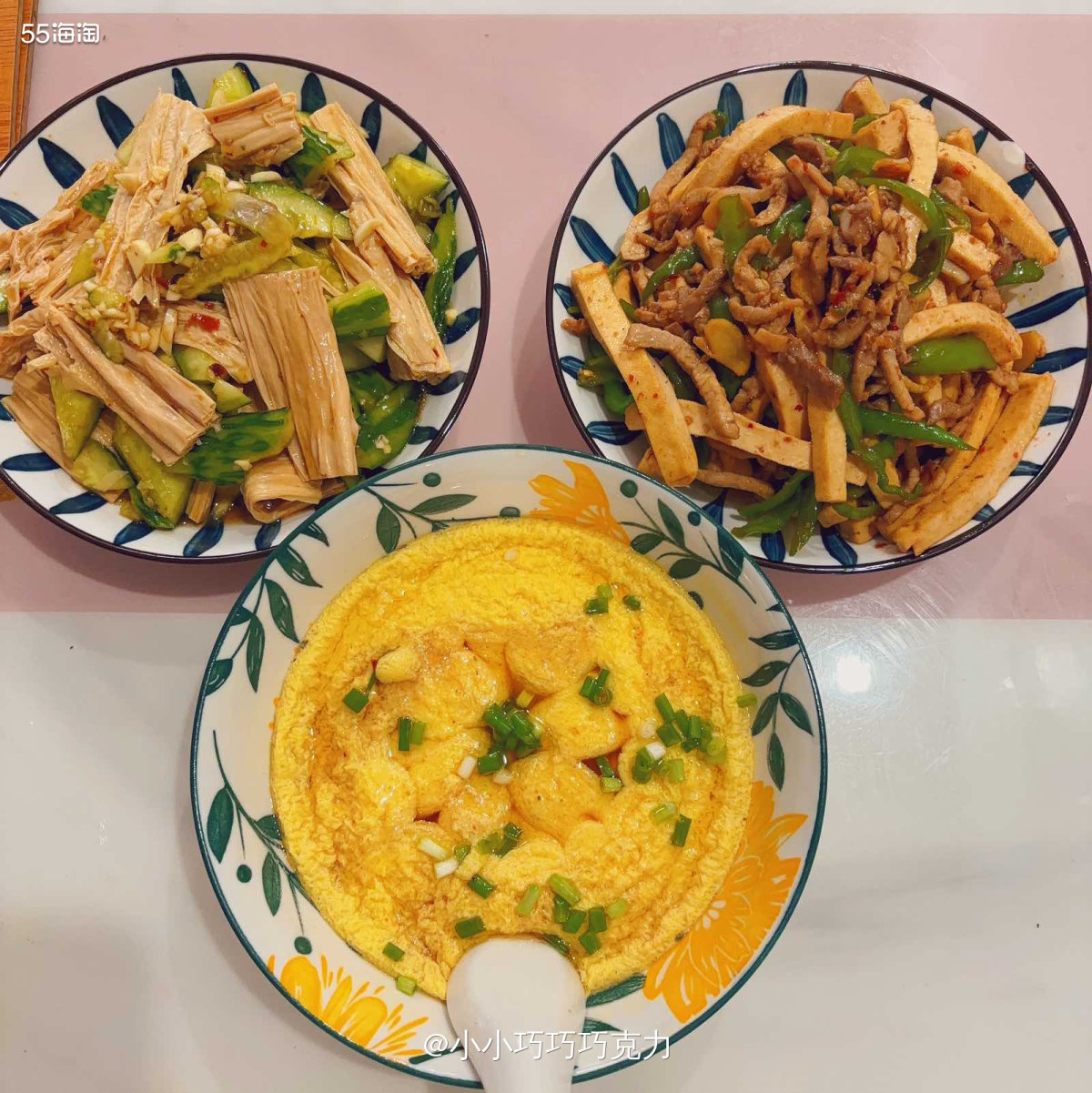 上次在家里吃了妈妈炖的肉沫鸡蛋感觉还挺好吃的，家里的冰箱鸡蛋