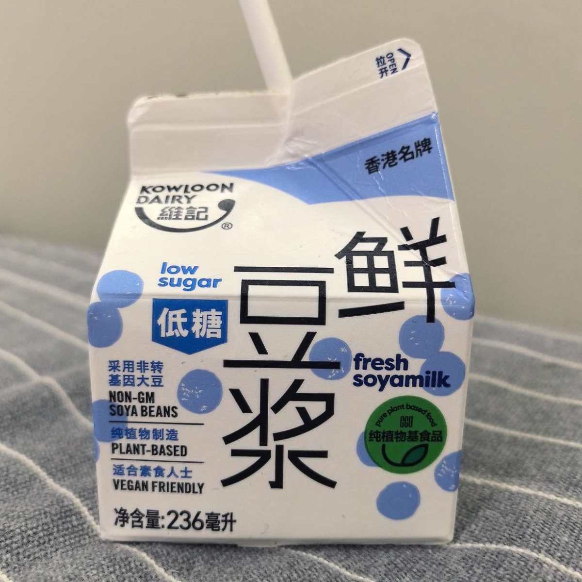 这个鲜豆浆味道还是很不错的 之前我一直喝瓶装的豆浆是祝福牌子