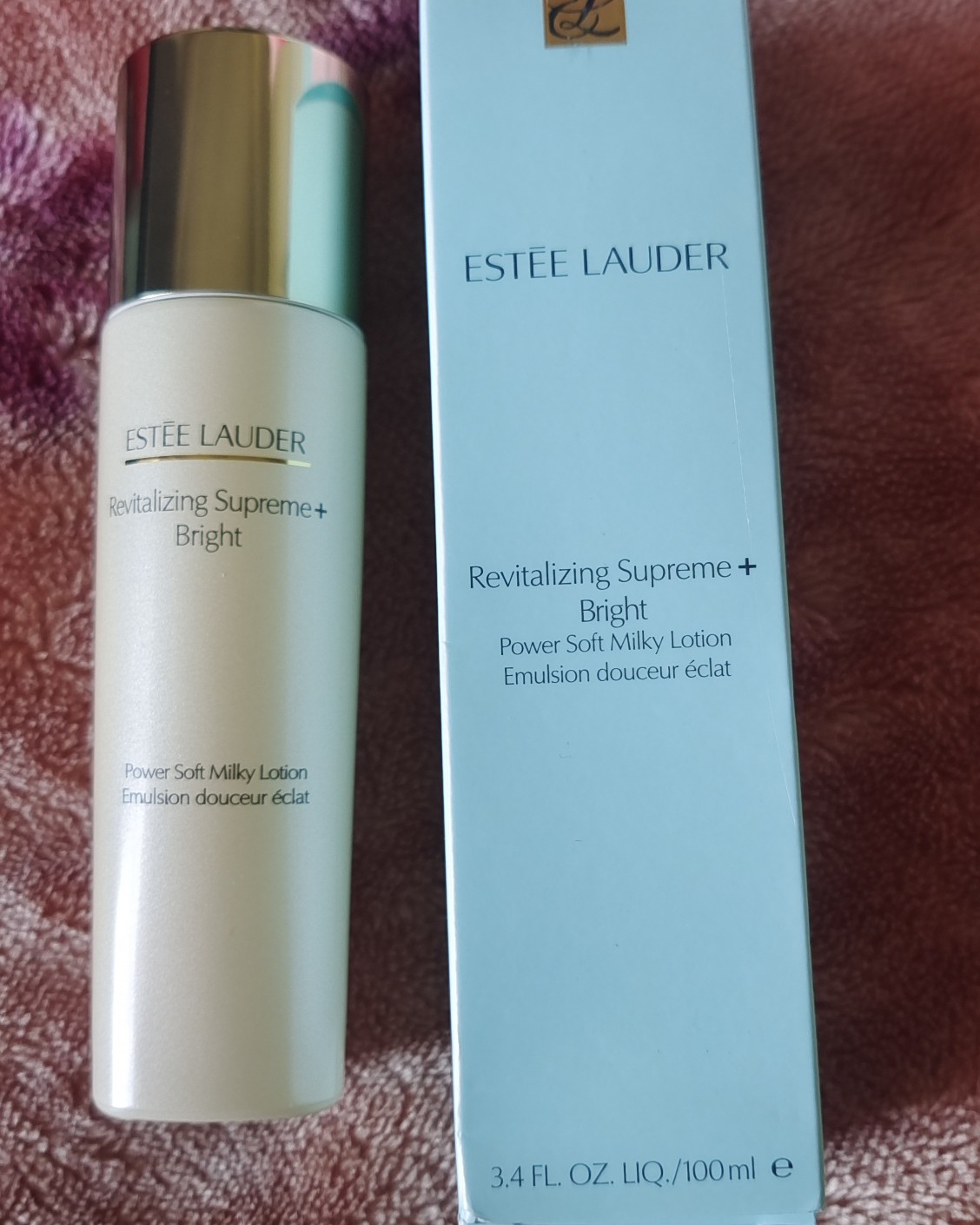 雅诗兰黛今年黑五的活动送的100毫升智妍焕白精华乳，还送了一