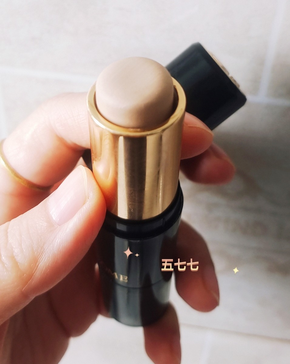 一般我都会用兰蔻的粉底液和兰蔻遮暇棒一起，粉底液是我常年用的