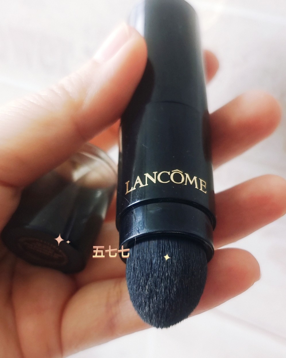 一般我都会用兰蔻的粉底液和兰蔻遮暇棒一起，粉底液是我常年用的